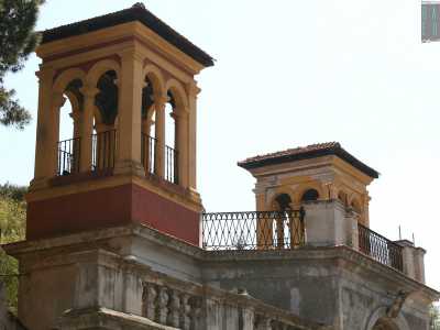 Foto 3d. L�elemento pi� caratteristico � costituito per� da due torrette laterali forate da bifore, di un acceso colore giallo, che sembra quasi facciano da guardia alla casa 